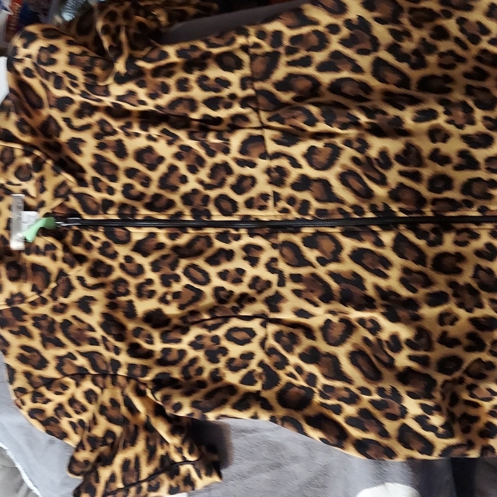 COPY - Super long big cat print full zip short sleeve number! Nwt vintage.